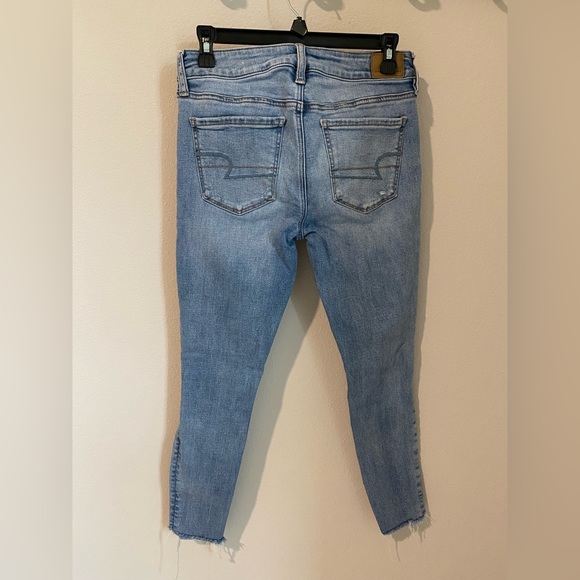 American Eagle Outfitters Super Stretch Sz 6 Frayed Ankle Distressed Light Wash - Picture 2 of 8